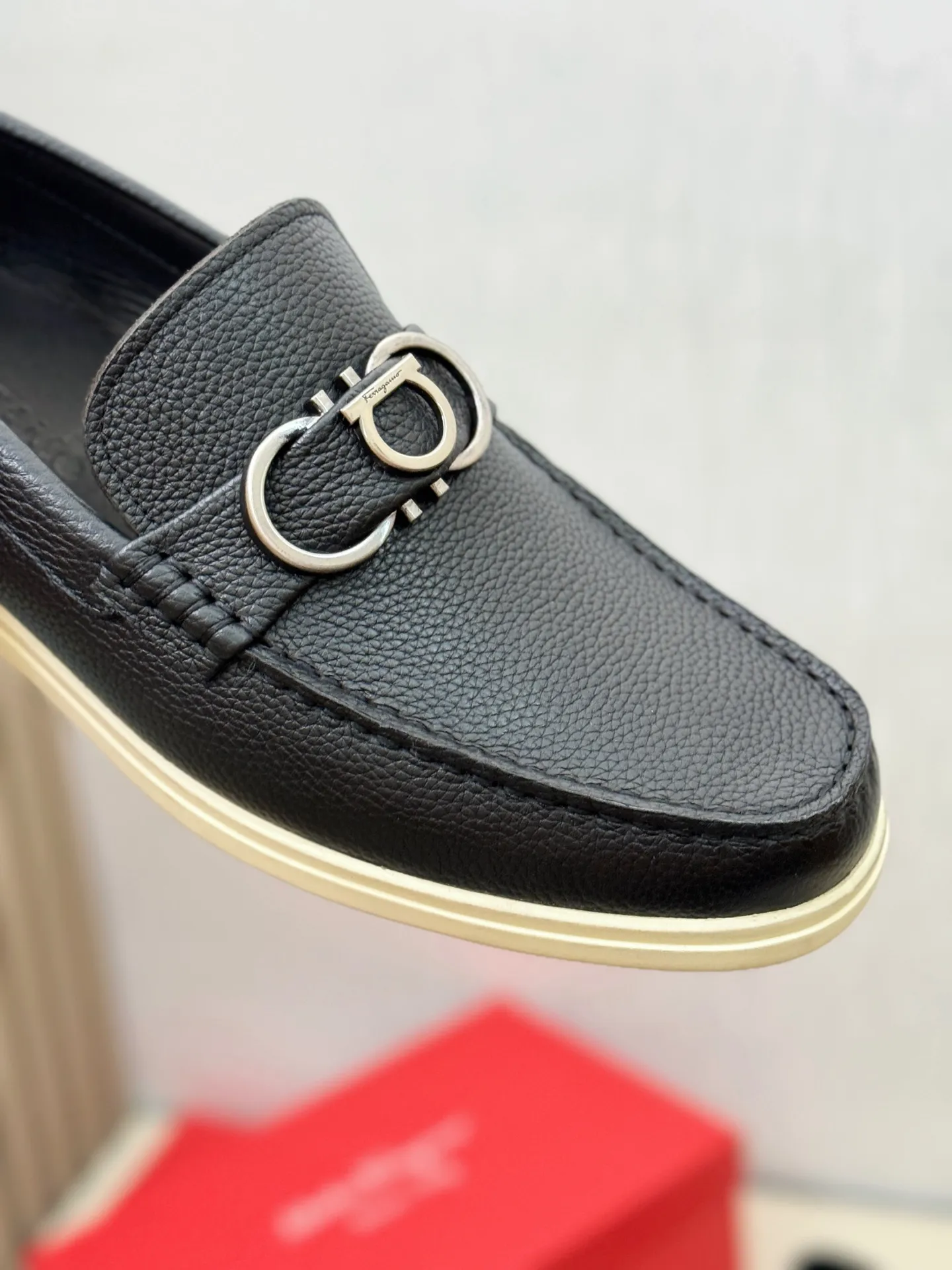 [Ferragamo] P: 580💰 Number of yards: 38~44 (45 orders are non-returnable) Ferragam's new men's driving shoes, the fabric is made of imported cowhide, with visible texture, heavy industrial stitching, dyed calfskin inside, standard logo cowhide feet, big-name experience, soft and comfortable on the feet, a men's favorite, special non-slip and wear-resistant rubber soles, easy to handle various occasions, with original box packaging!
